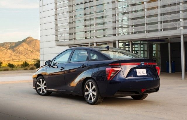 2016-toyota-mirai_100489843_m.jpg