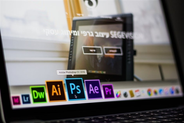 Adobe推出网页版Photoshop：直接在线修图 迎合居家办公潮流