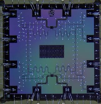 达摩院宣布成功研制两比特量子芯片 单比特操控精度达99.97%